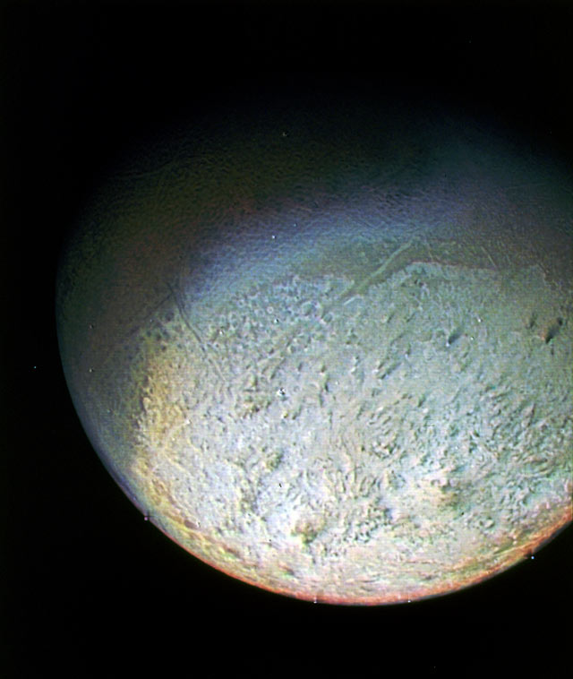 Emisfero sud di Tritone fotografato dalla sonda Voyager 2 nell'estate del 1989